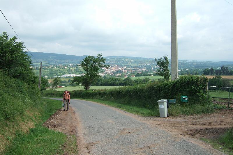 2010-06- (7).JPG - Hinter uns im Tal Cluny - vor uns ein Anstieg von 237 auf 452 m
